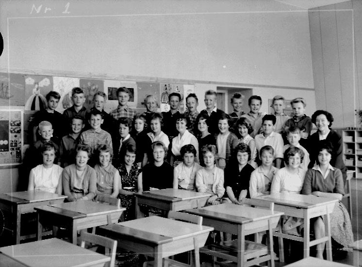 Sven Lindskog, Vasaskolan, klassrumsinteriör, 35 skolbarn med lärarinna fröken Dagmar Pregner. Klass 6Ao, sal 13.