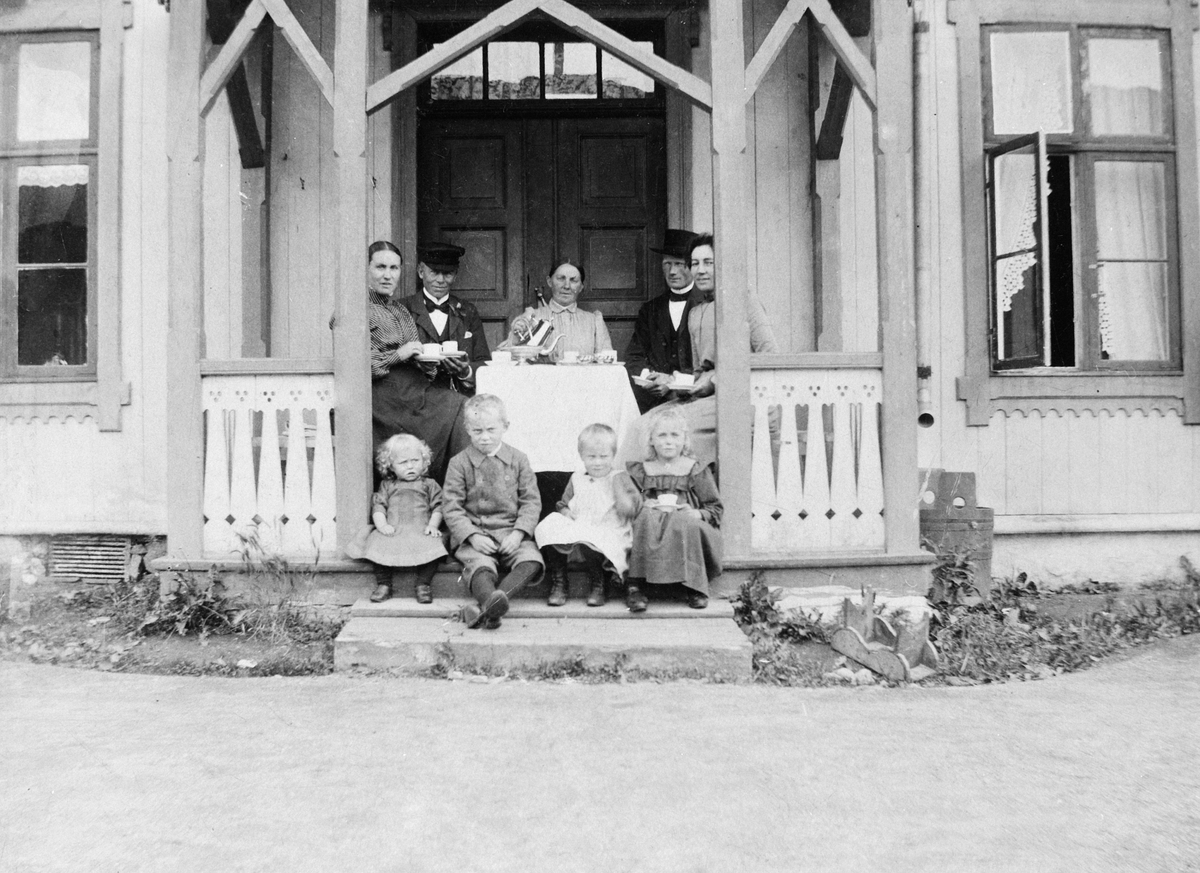 Anno Domkirkeodden, DISEN VESTRE. FAMILIEGRUPPE PÅ VERANDA I HOVEDBYGNINGEN. BAK FRA VENSTRE LOVISE F. 28. 11. 1862 OG JOHAN DIESEN. FRA VENSTRE PÅ TRAPPA INGEBORG DIESEN SENERE GIFT SORKNES