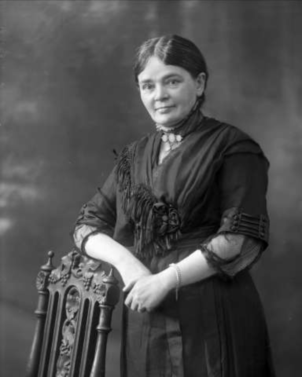 Gustav Borgen, Portrett, kvinne i mørk drakt. Fru sjøfartsdirektør Pedersen, Signe f. Nordenberg.