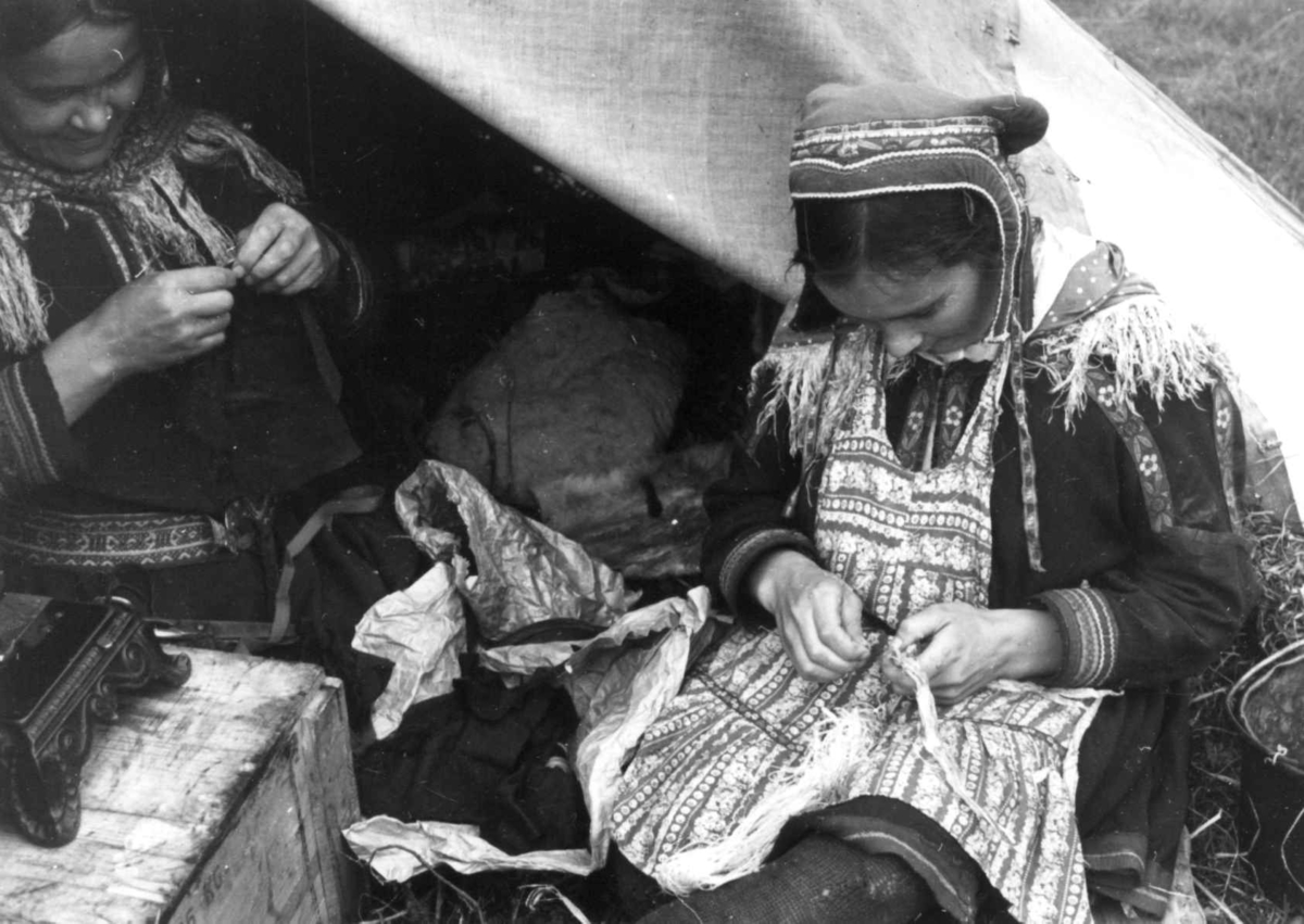 Anna Grostøl, To kvinner arbeider med skinn og senetråd. Olderdalen, Kåfjord, Troms 1947.