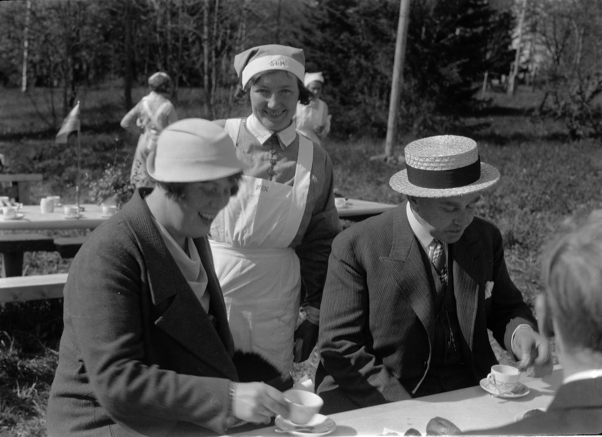 Paul Sandberg, “On a fair field outside the castle, the castles in Norrtälje offered material retaliation to the participants by serving coffee,” Uppland’s ancient monument association visits Penningby Castle