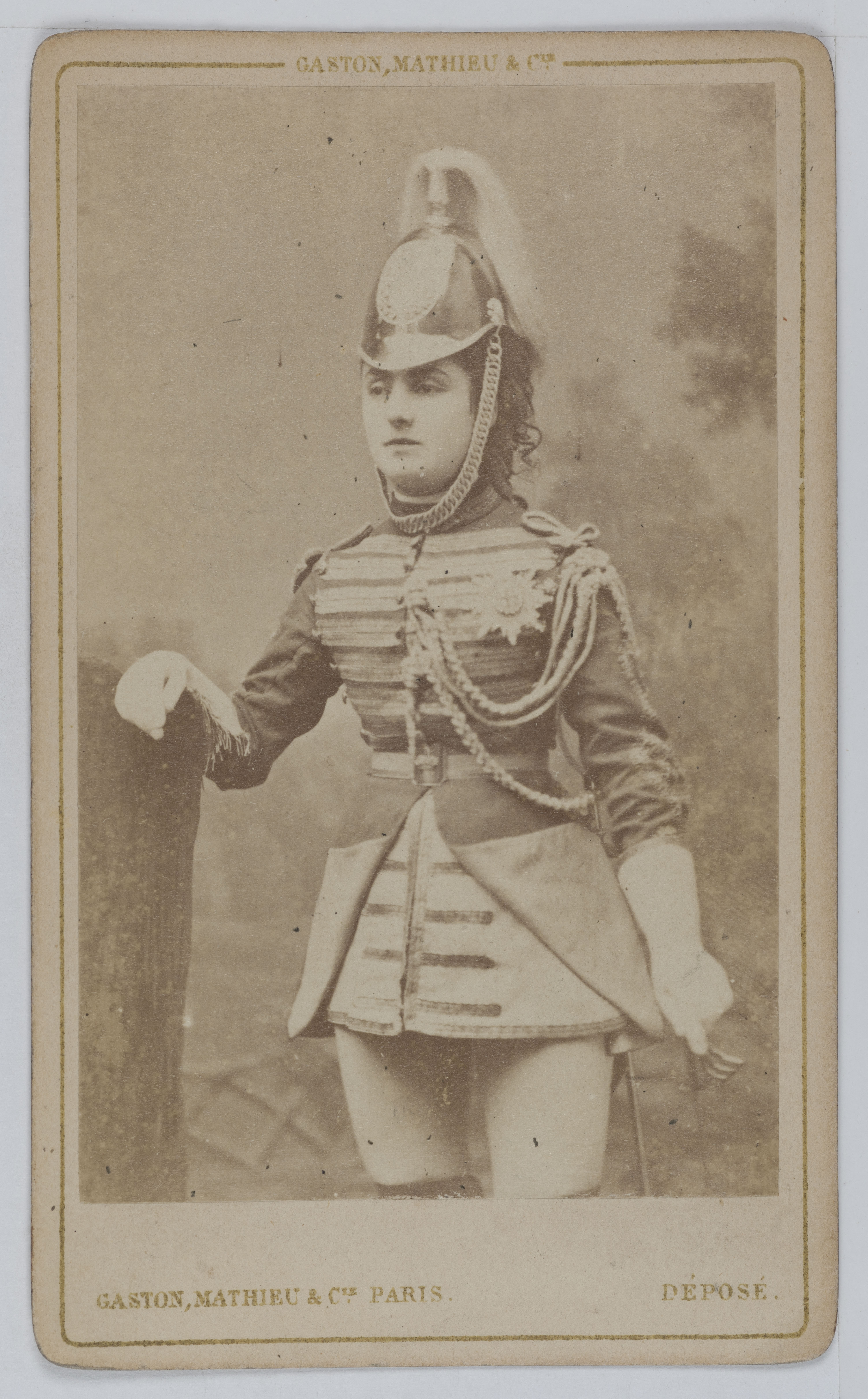 Mathieu & Cie Gaston, Portrait d'Augustine-Alexandrine Toulet (1849-1931), dite Alice Regnault, actrice de théâtre entre 1869 et 1880, dans son costume de Horse Guard pour la pièce, "Le Trône d'Ecosse".