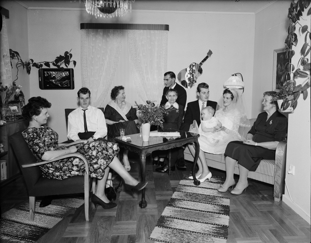 Skötsner-Edhlund, Bridal couple with guests in a residential environment, Hallstavik, Uppland