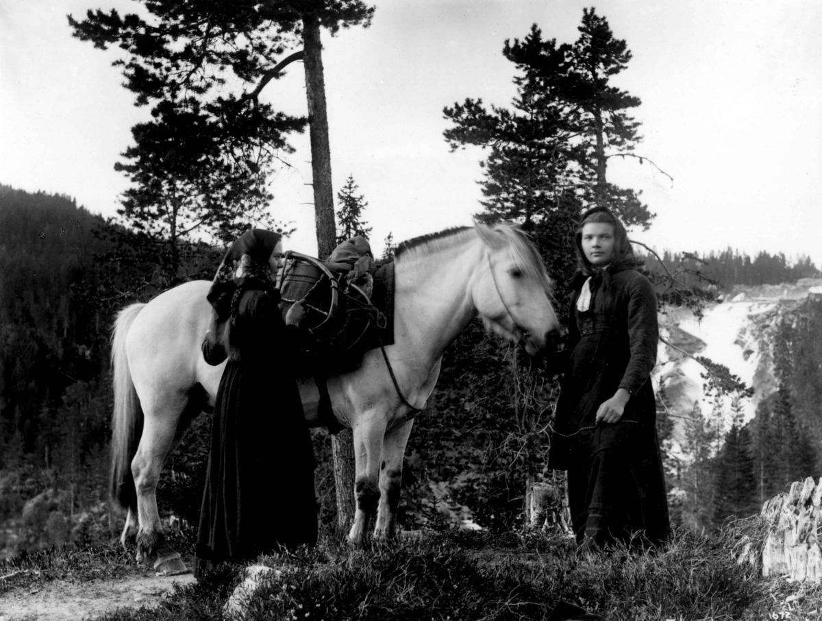 Axel Lindahl, Jentedrakter, Telemark
