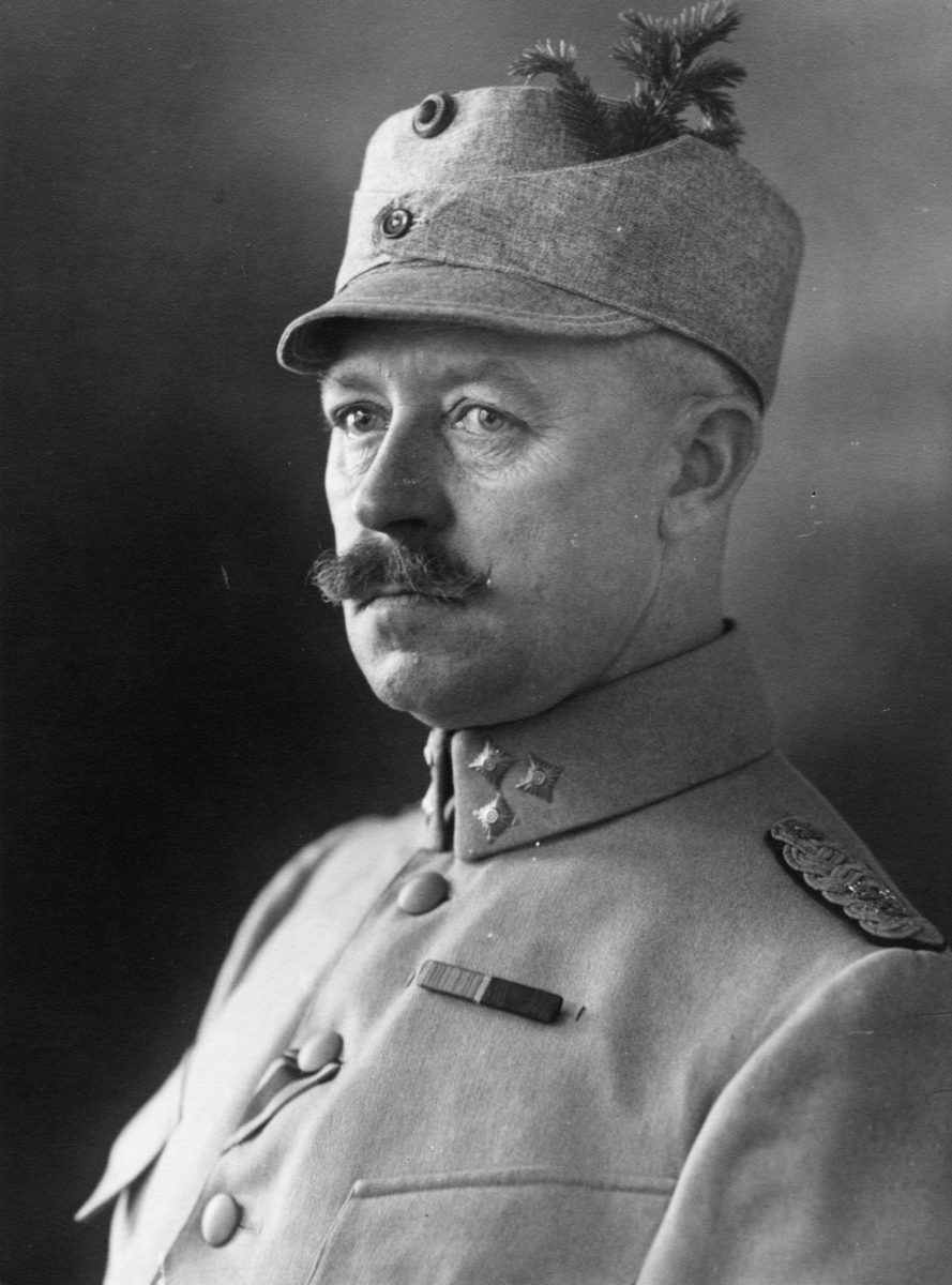 Calla Helena Sundbeck, Porträtt av generalmajor Harald Hjalmarsson i uniform.