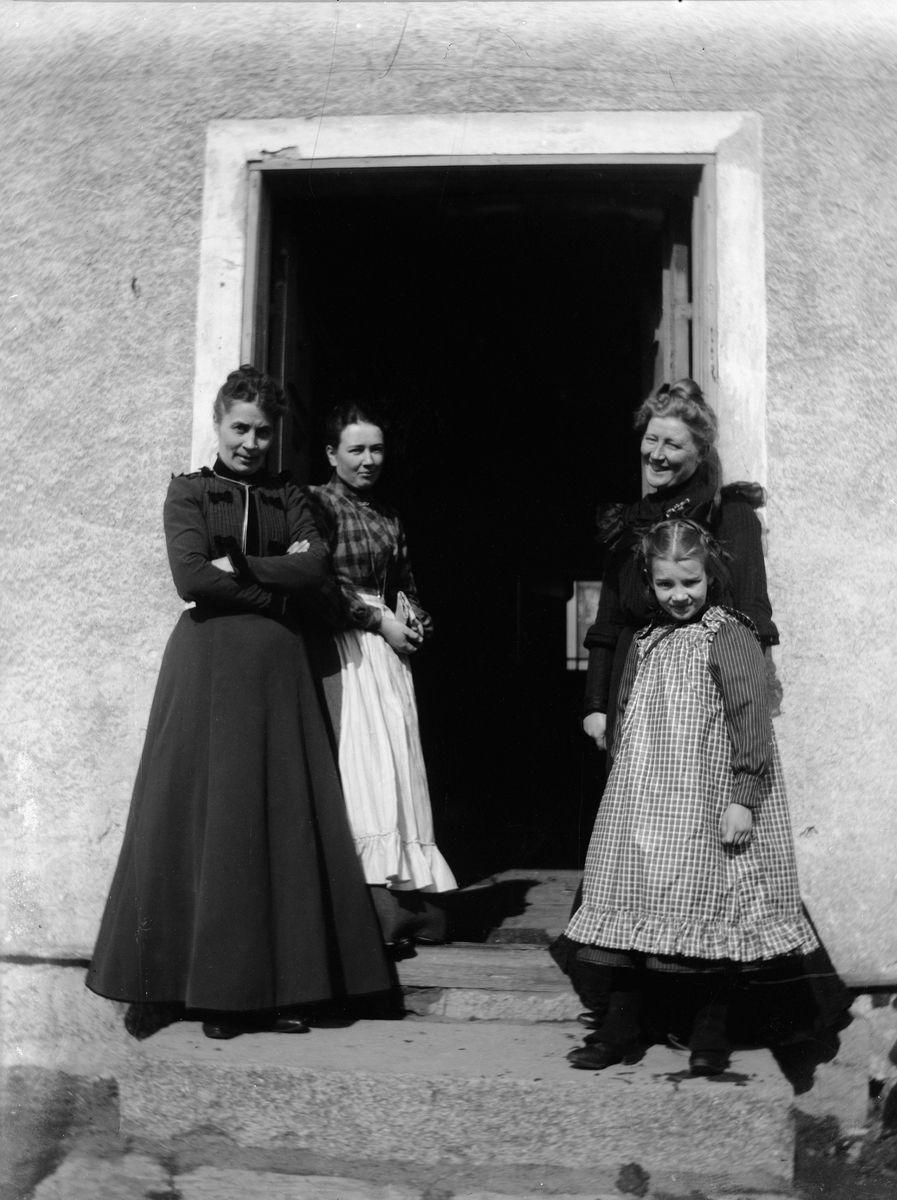 Carl Liljefors, Lotten Törnqvist, Elin Liljefors, Hilda Trotzig och Carin Liljefors, Svartbäcksgatan 37, kvarteret Edda, Svartbäcken, Uppsala 1900 - 1901