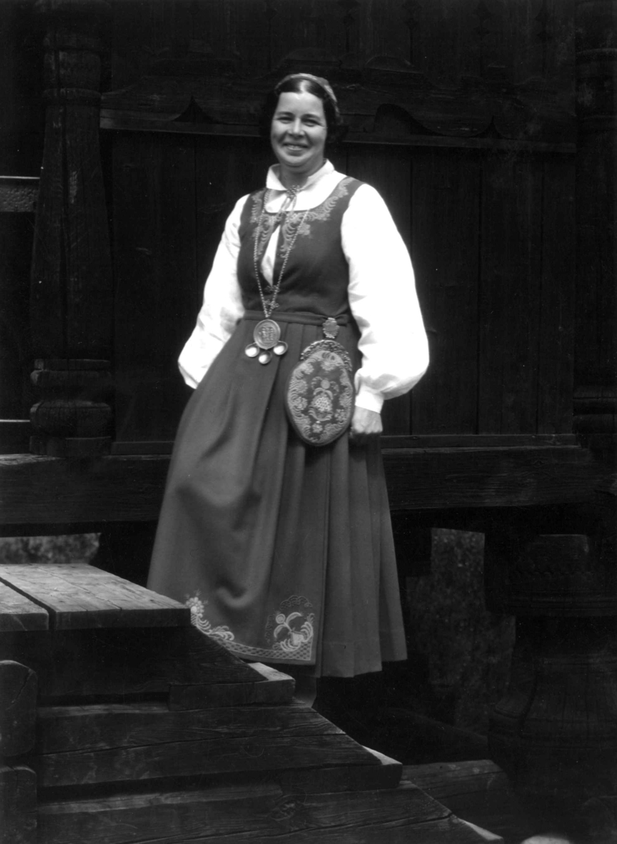 Anders Beer Wilse, Kvinnedrakt, Akershus