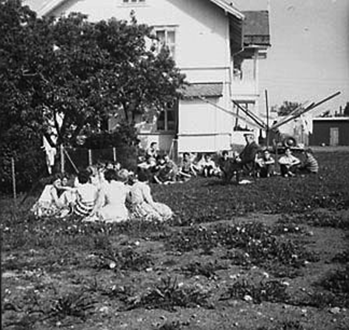 Anno Domkirkeodden, STANGE REALSKOLE, PROST KROHN UNDERVISER UTENDØRS, ELEVENE SITTER I GRESSET