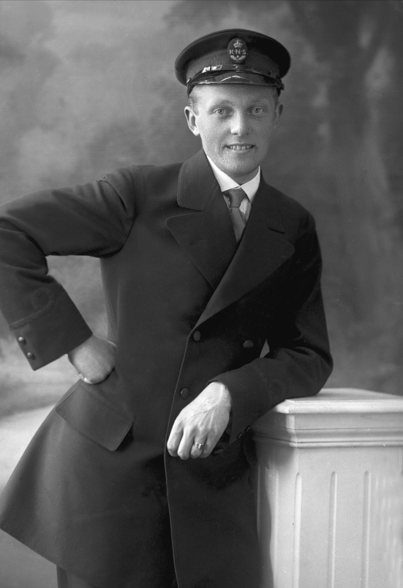 Gustav Borgen, Portrett, mann med uniformslue fra KNS. Herr Leif H Hagen.