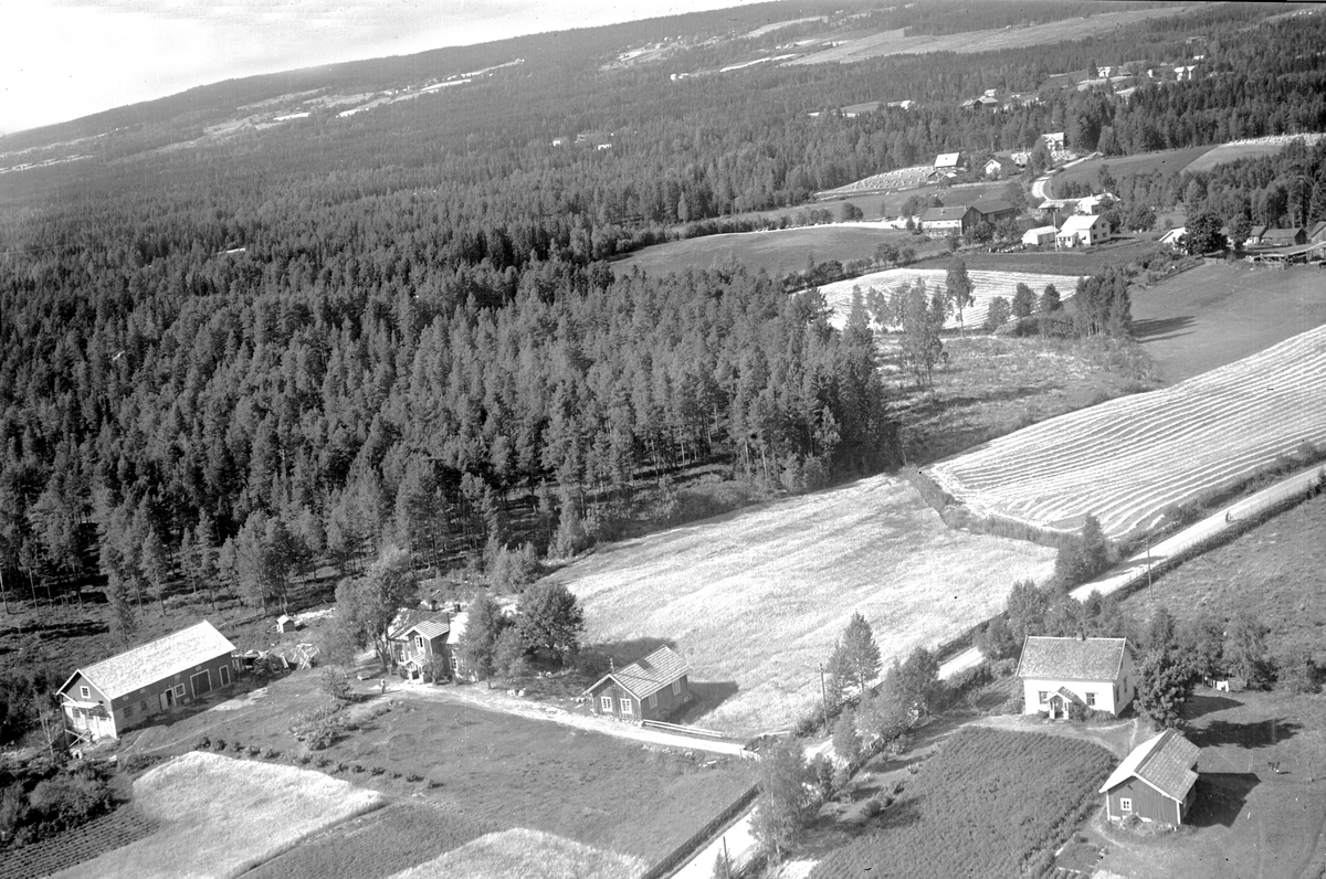 Widerøes Flyveselskap A/S, FLYFOTO TIL VENSTRE: SANDAKER, TIL HØYRE ELVSVEEN 153-7