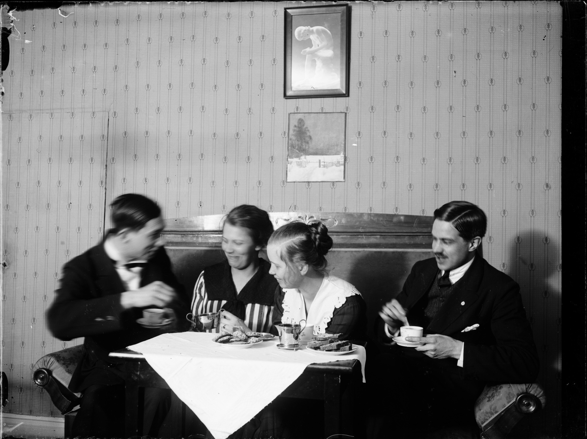 Skötsner-Edhlund, Kvinnor och män dricker kaffe, Östhammar, Uppland