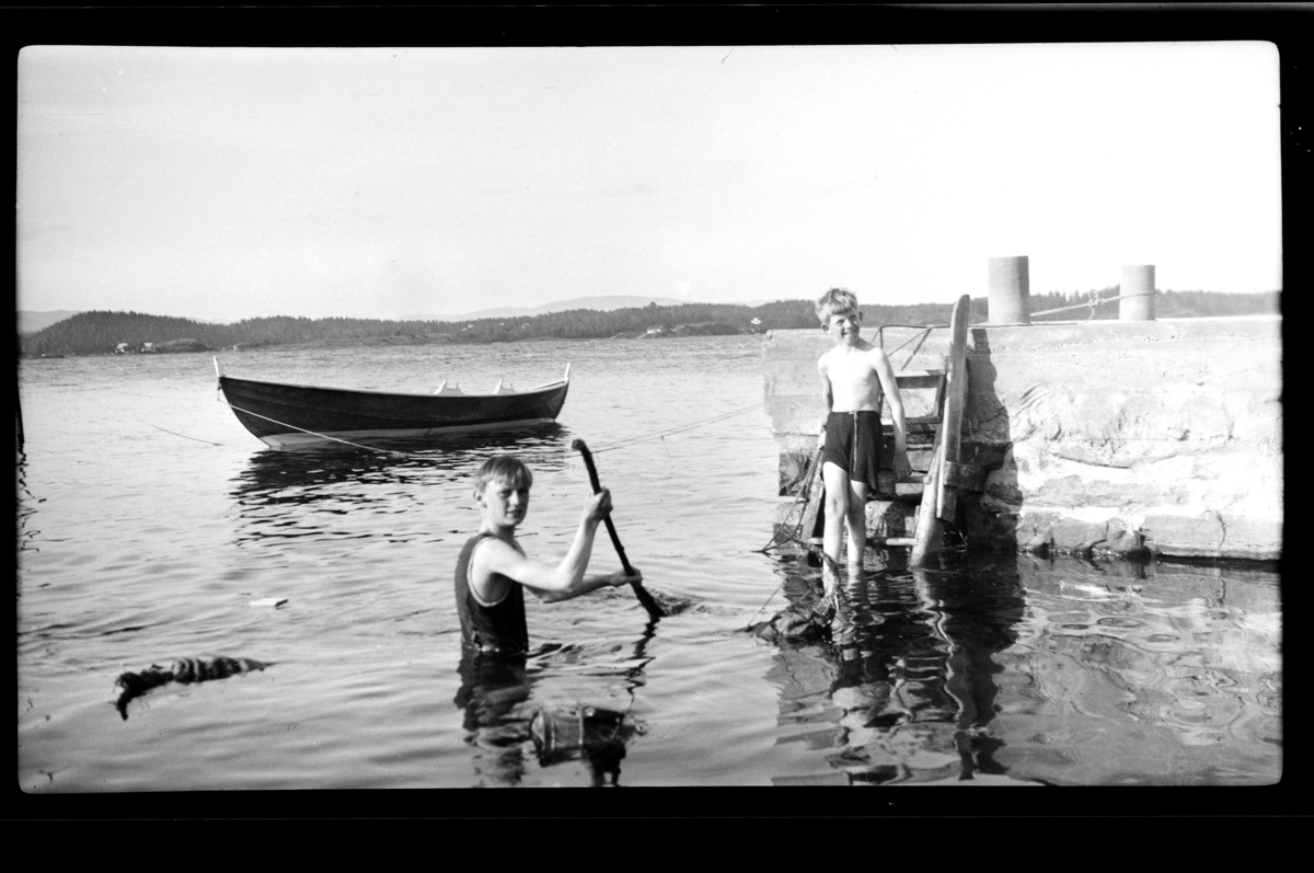 Rolf Sr. Sundt, Brødrene Julius og Rolf Sundt jr. bader fra en brygge, Konglungen. Fotografert 1930.