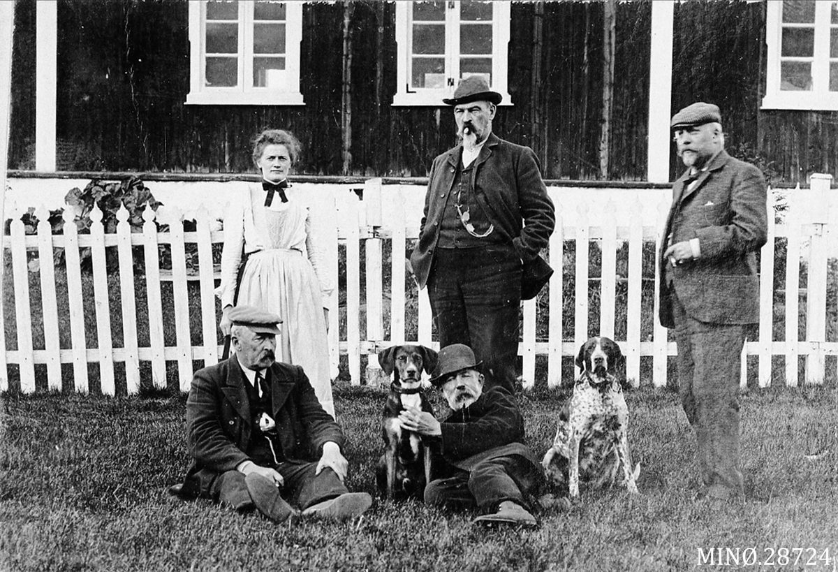 Peder J. Bredalslien, Personer foran bolighus, jegere