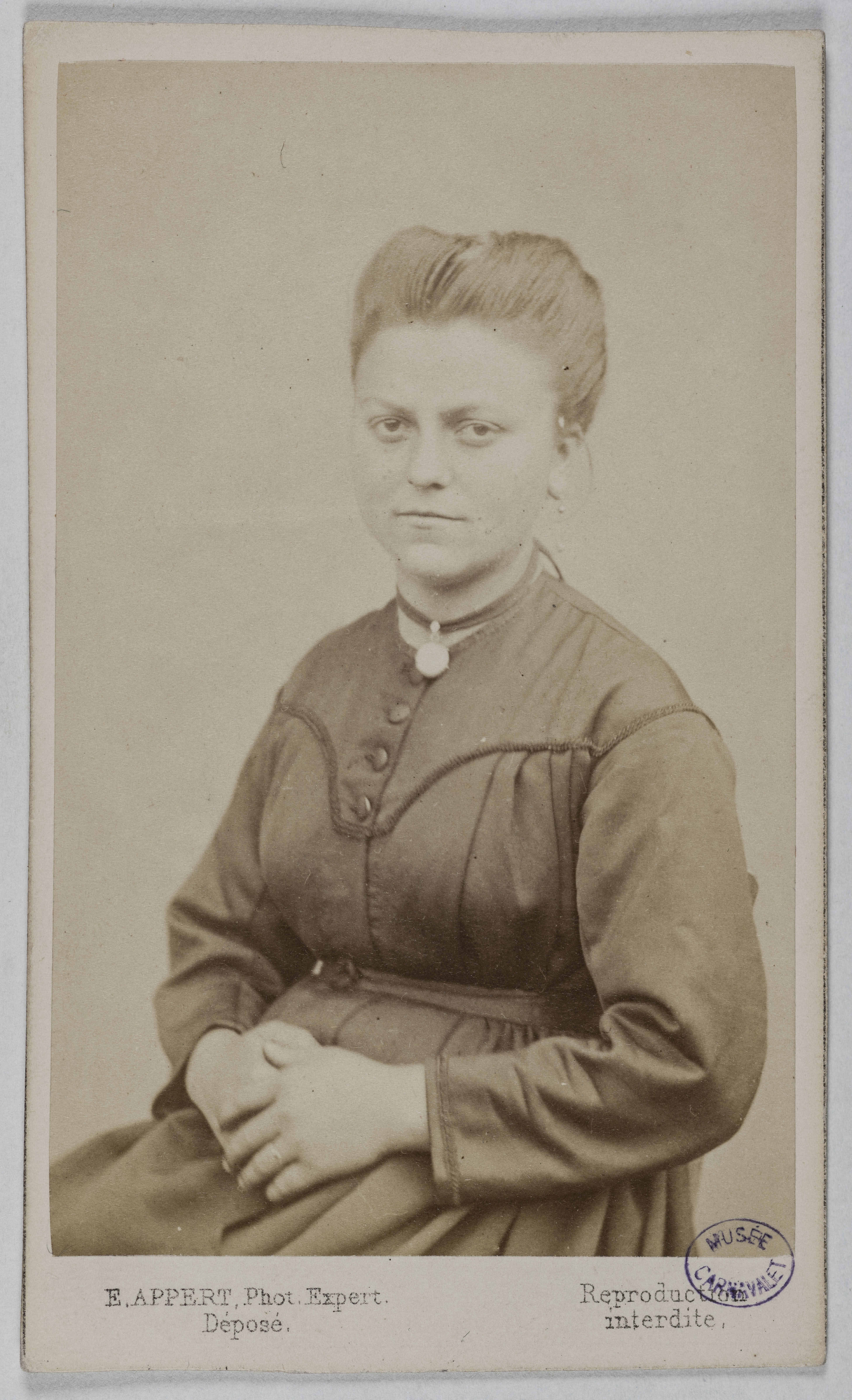 Ernest Charles Appert, Portrait de Marie Garri (ou Garry), arrêtée comme membre de la Commune de Paris et photographiée à la prison de Versailles.