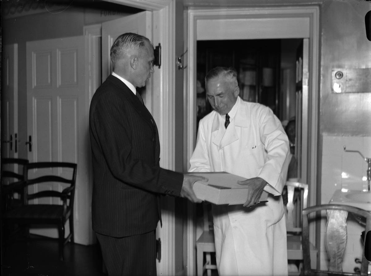 Paul Sandberg, "Kirurgins snabba frammarsch har ej tappat tempot" - avtackning av professor Gunnar Nyström, Akademiska sjukhuset, Uppsala maj 1942. Överläkare Anders Westerborn överlämnar ett minnesalbum