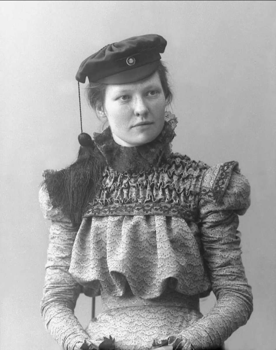 Gustav Borgen, Portett, kvinne med studentlue. Frøken Martha Gisholt.