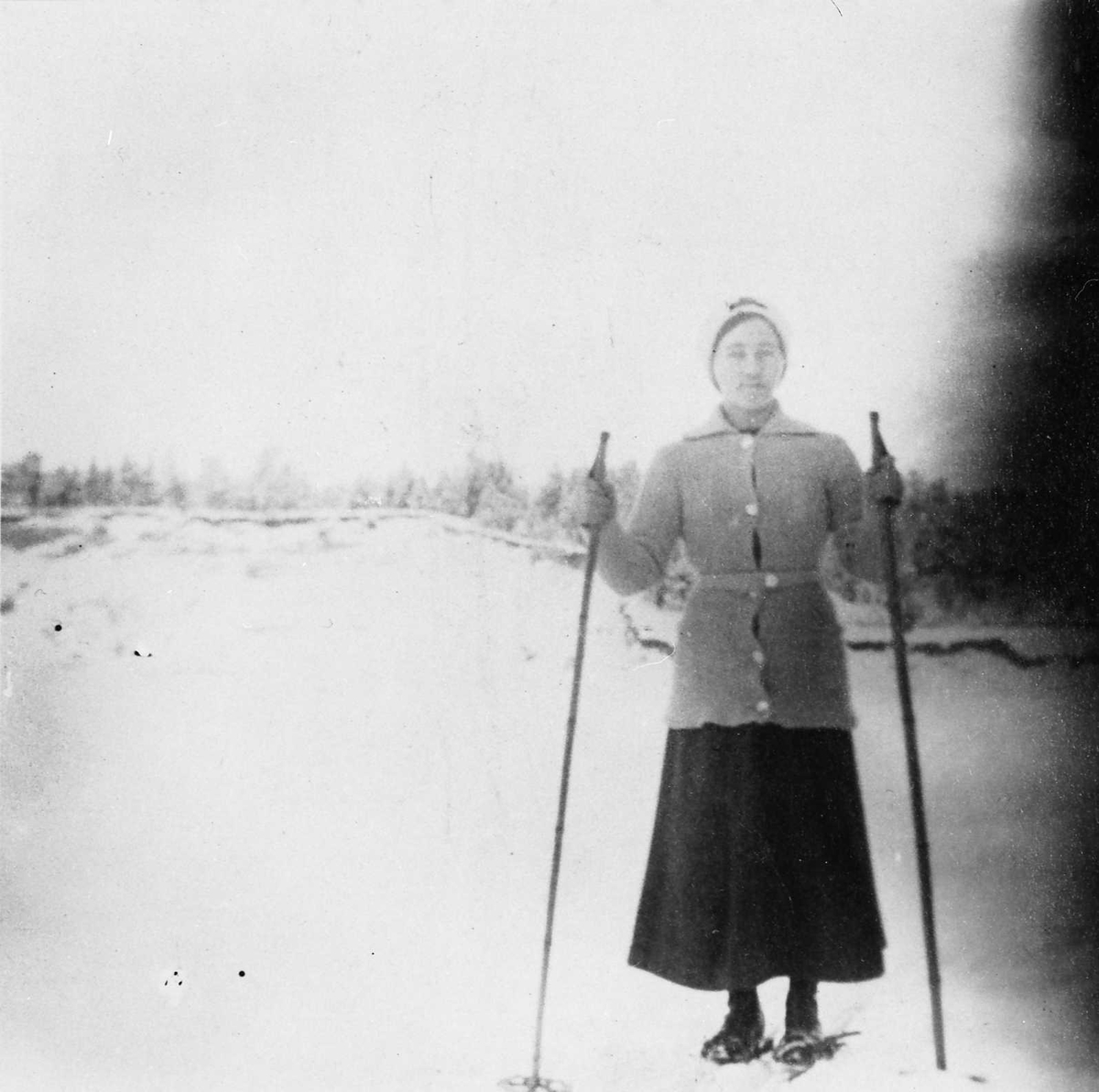 Rachel Haarseth, Kvinne, klær, ski og skistaver, naturforhold.