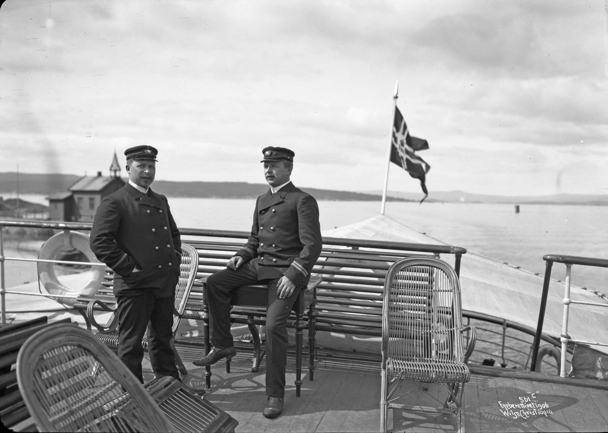 Anders Beer Wilse, D/S Olaf Kyrre (b. 1886, Martens, Olsen & Co., Bergen), begge styrmennene