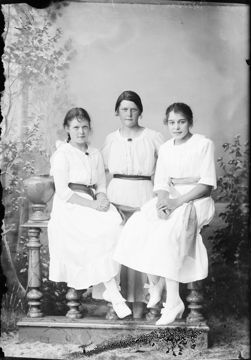 Skötsner-Edhlund, Ateljéporträtt - tre flickor, Östhammar, Uppland