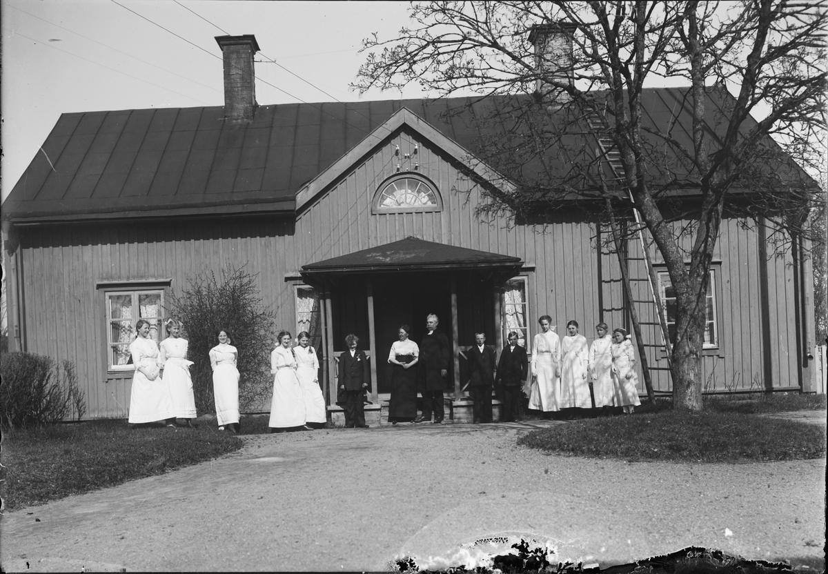 Skötsner-Edhlund, Konfirmander och präst utanför prästgården i Östhammar, Uppland