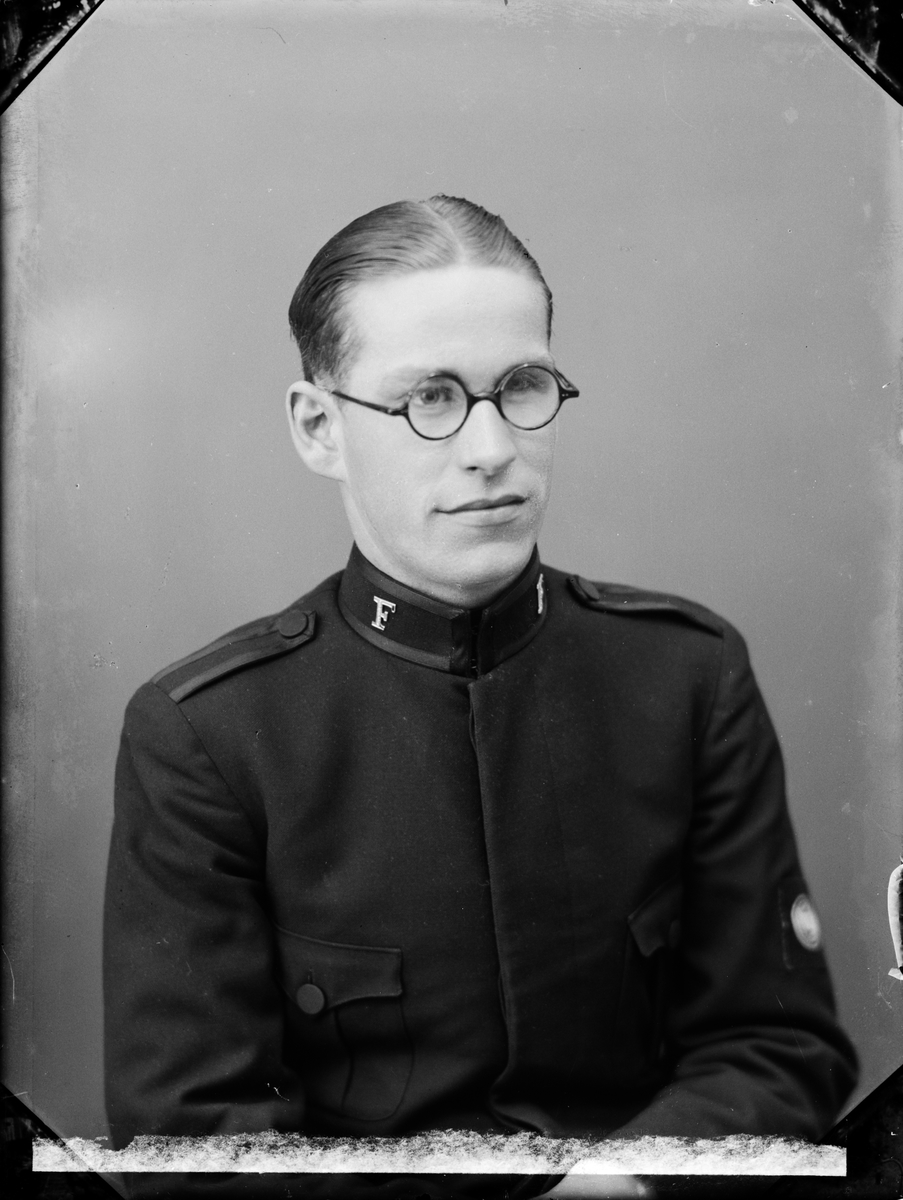 Skötsner-Edhlund, Ateljéporträtt - frälsningssoldat Olle Karlsson från Östhammar, Uppland