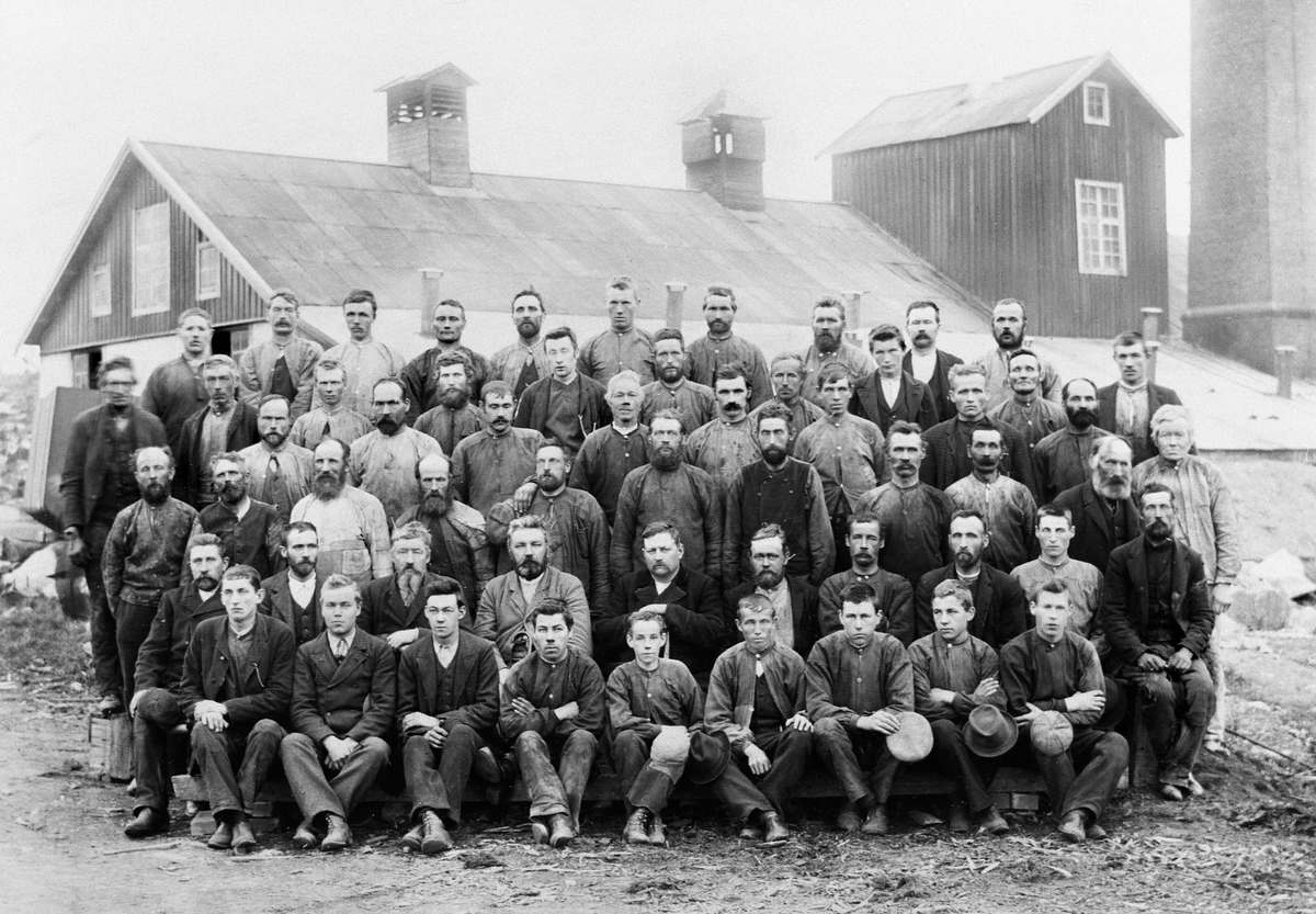 Anno Domkirkeodden, GR: 58, ARBEIDERE, KLEVFOS PAPIRFABRIKK, KLEVFOS CELLULOSE &PAPIRFABRIK A/S, ÅDALSBRUK, FORAN GAMLE FARIKKEN, Se Lautin 1977 side 58. 1 REKKE F. V. AUGUST B. SØSVEEN, HARALD TORP, OSKAR JOHANSON?, SVENDSEN?, ALFRED BYSVEEN, OLAF DAMMEN?, OLE DAMMEN?, UKJENT, UKJENT. 2. REKKE. F. V. PER J. JOHANSSON…