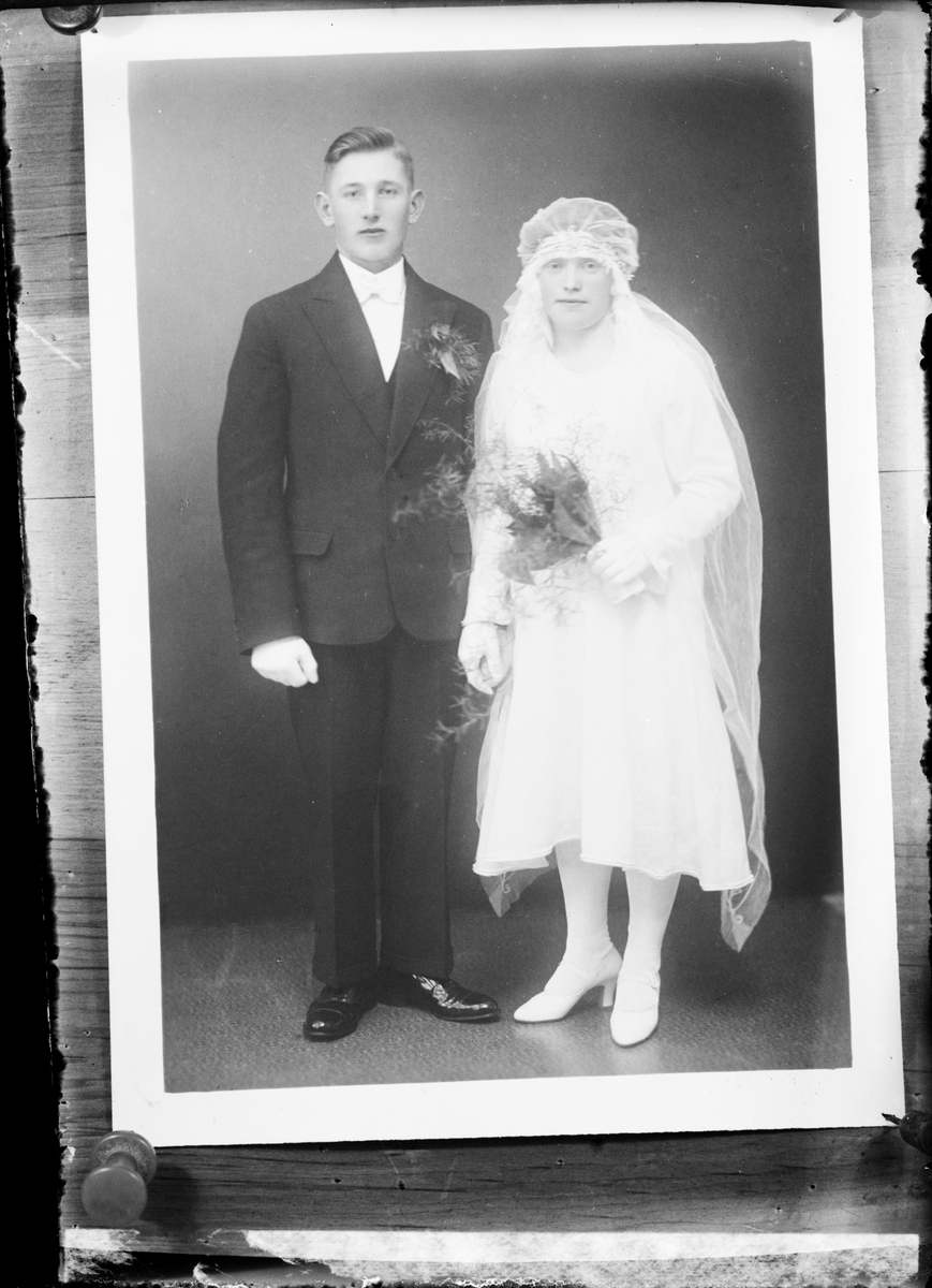 Skötsner-Edhlund, Reprofotografi - Brudparet Åkerblad från Ytternuttö, Börstil socken, Uppland 1930