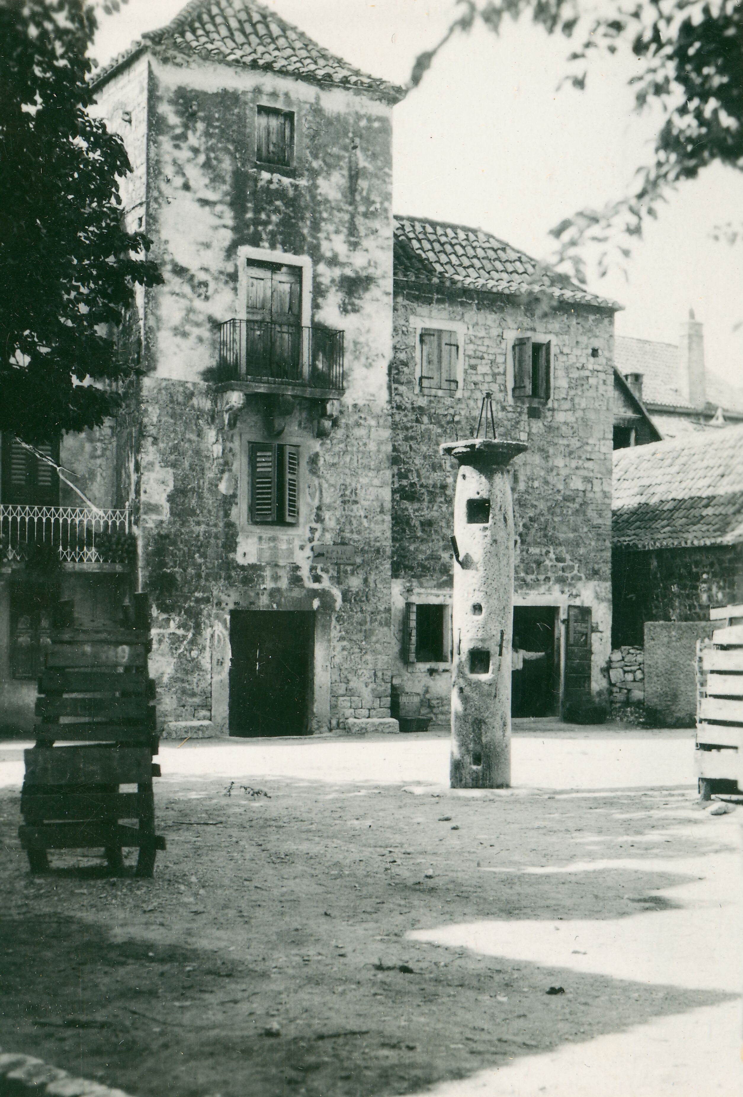 Većeslav Henneberg, Kaštel Stari - Kaštel Ćipiko