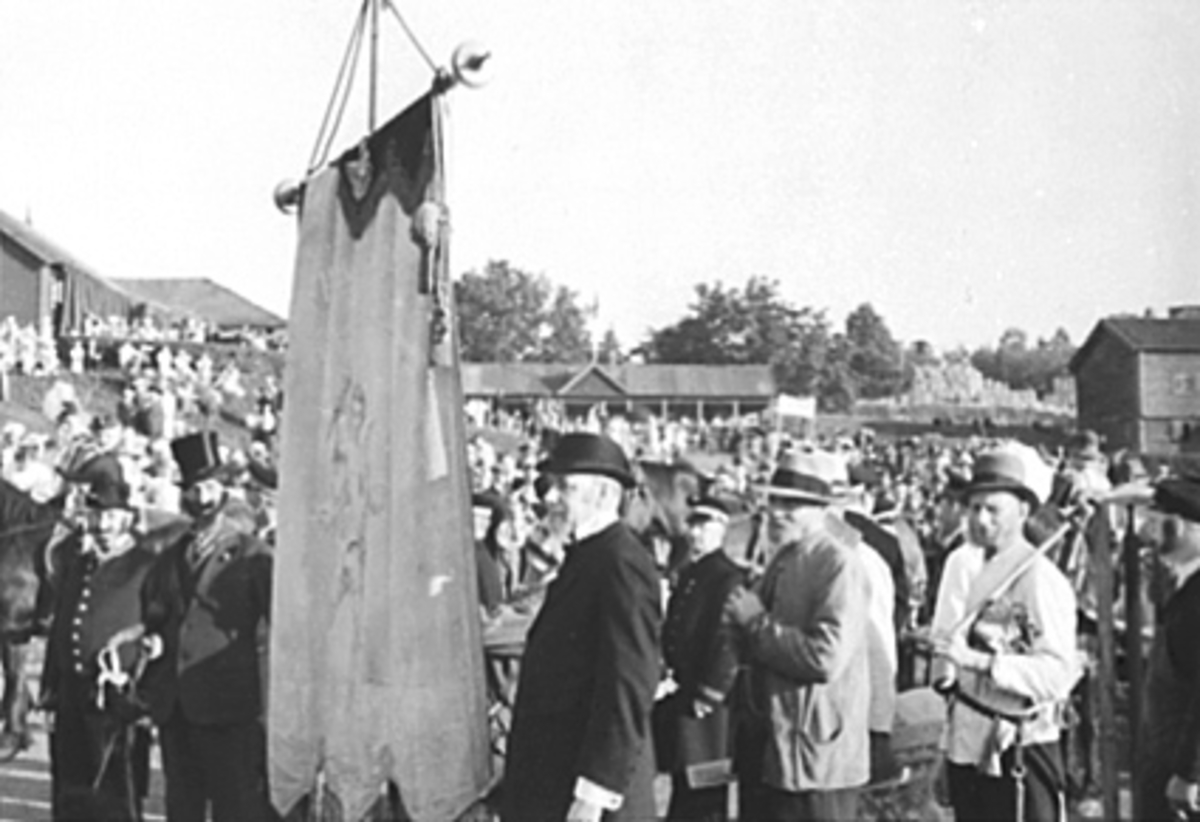 Anno Domkirkeodden, HEDMARKSMUSEET OG DOMKIRKEODDEN, , HISTORISK OPPTOG, FOLK, DRAKTER, SERVERINGSPAVILJONG I BAKGRUNNEN NEDENFOR RESTAURANTEN.