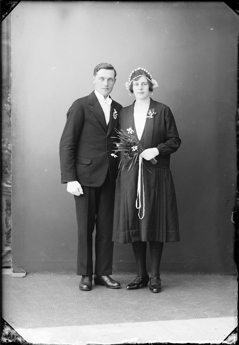 Skötsner-Edhlund, Brudparet Larsson från Harg socken, Uppland 1927