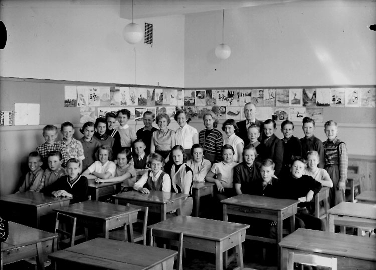 Sven Lindskog, Almby Östra skola, klassrumsinteriör, 30 skolbarn med lärare Erik Österling. Klass 6Ll, sal 4.