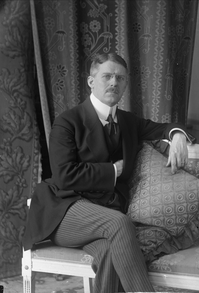 Gustav Borgen, Portrett, mann med briller og dress. Gustav Borgen. Selvportrett med selvutløser(?)