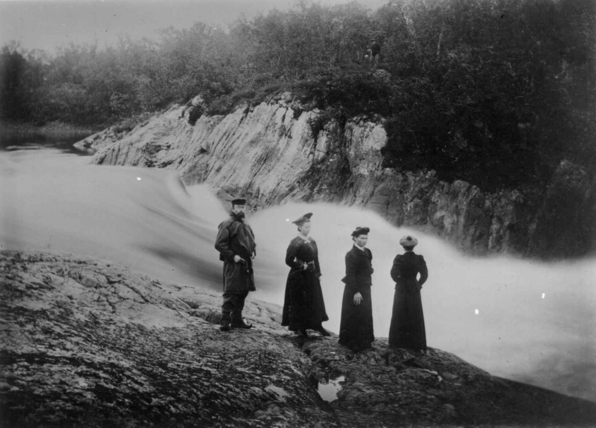 Ellisif Rannveig Wessel, Dr. Andreas B. Wessel i kofte sammen med tre kvinner, Harefoss, Pasvikdalen, Sør-Varanger, Finnmark, 1890-årene.