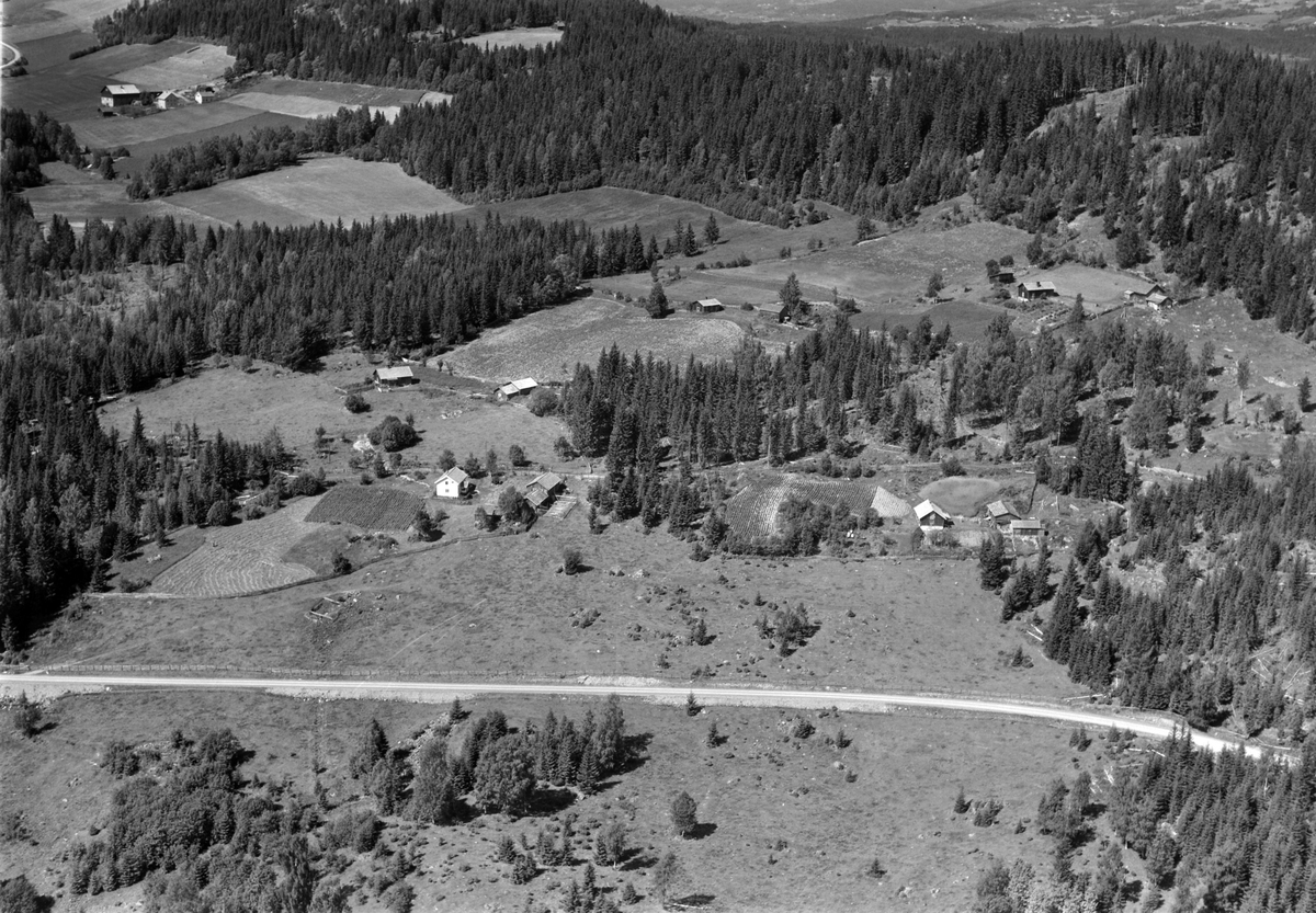 Widerøes Flyveselskap A/S, Flyfoto av bebyggelse langs Nærosvegen, Ring, Ringsaker. Håkenåsen i bakgrunn.