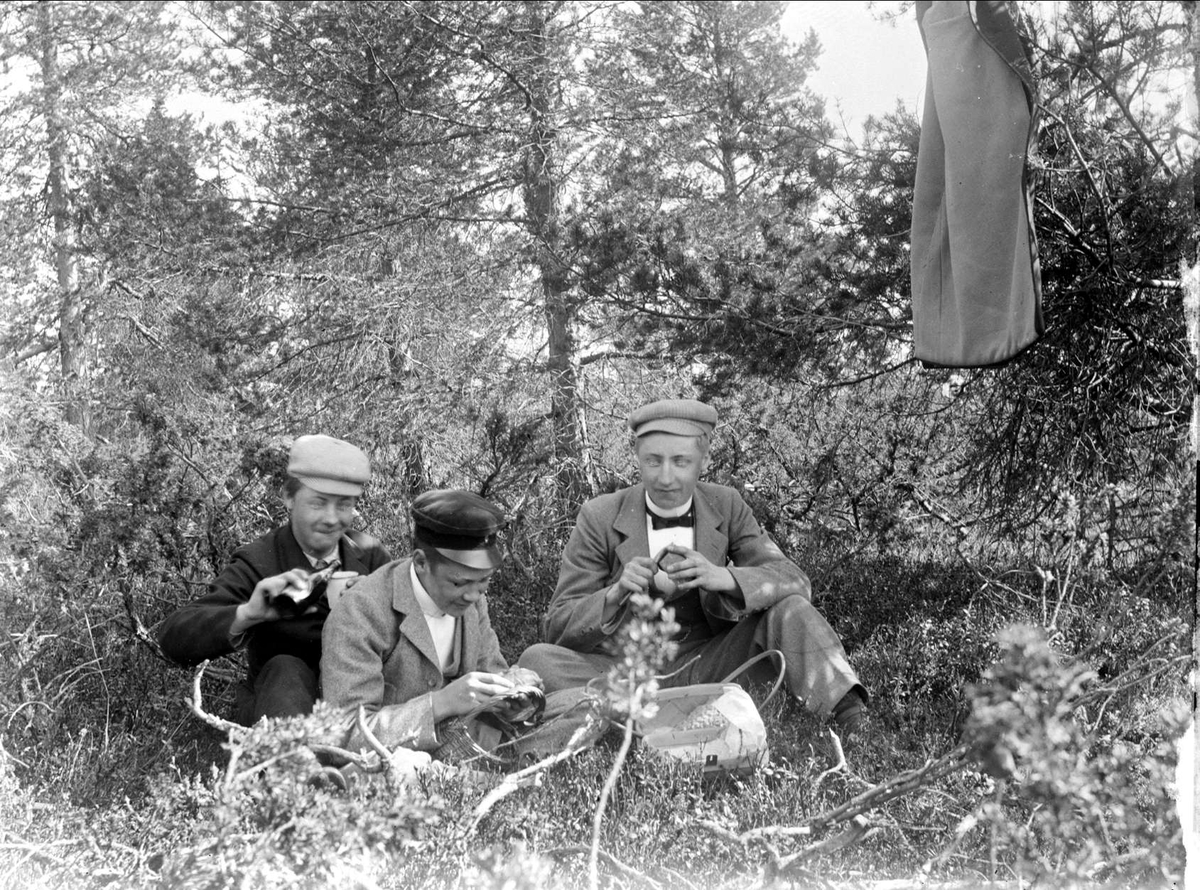 August Fredrik Schagerström, Tre pojkar äter matsäck, sannolikt Uppland, tidigt 1900-tal
