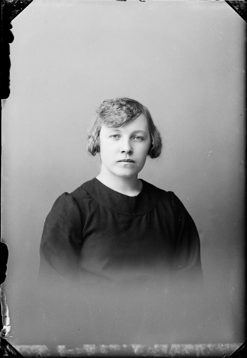 Skötsner-Edhlund, Ateljéporträtt - Ingrid Hägglund från Hökhuvud, Uppland 1924