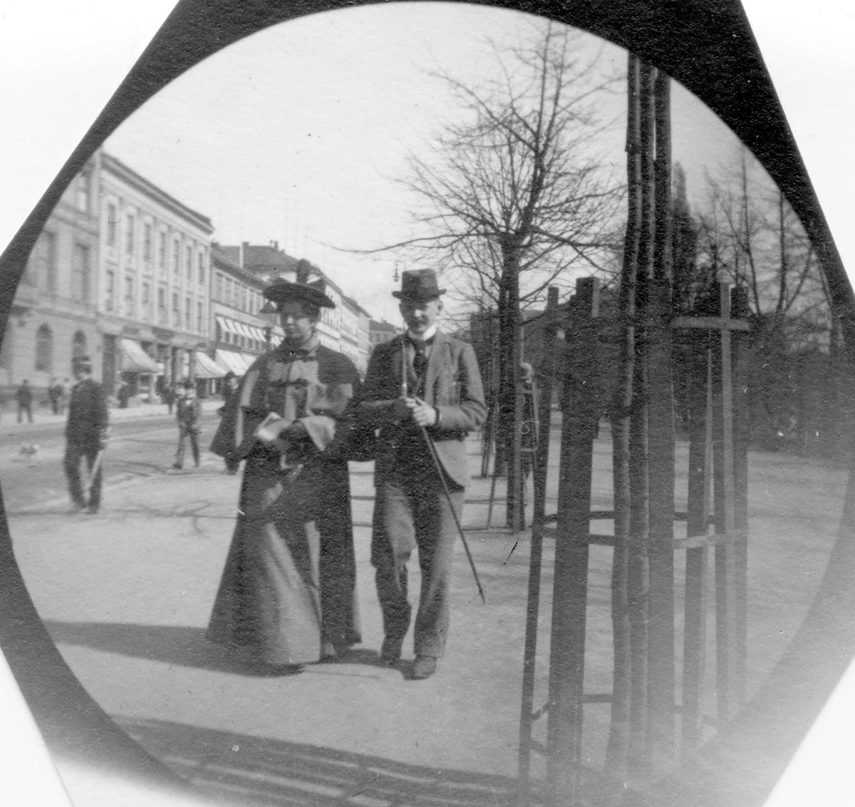 Fredrik Carl Mülertz Størmer, Stud. med. Niels Heitmann og frk. Lund spaserer på Karl Johans gate, Oslo.