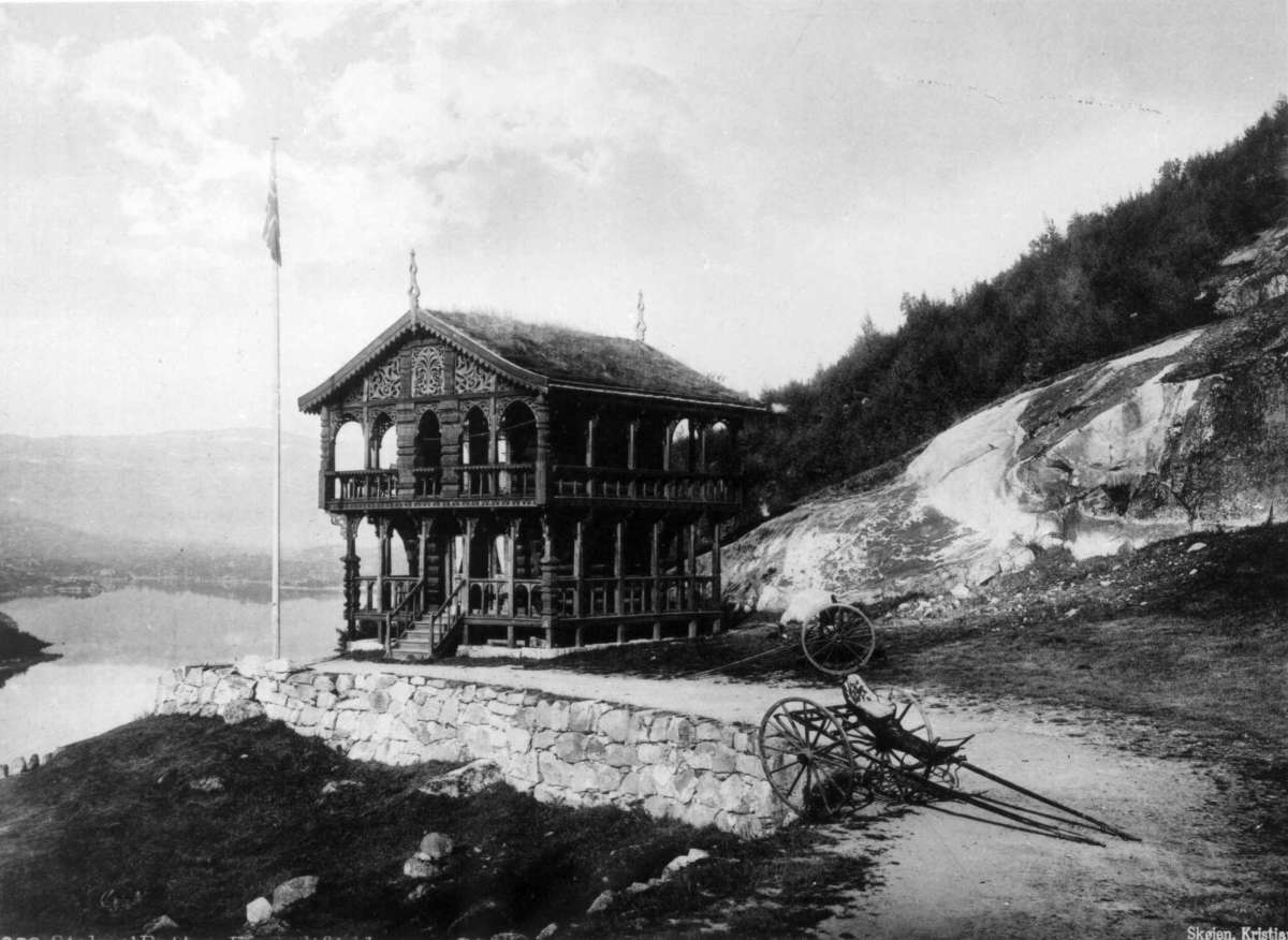 Marthinius Skøien, Stabbur på Botten skysstasjon ved Haukelifjell i Vinje i Telemark. Hestekjøretøy i forgrunnen.