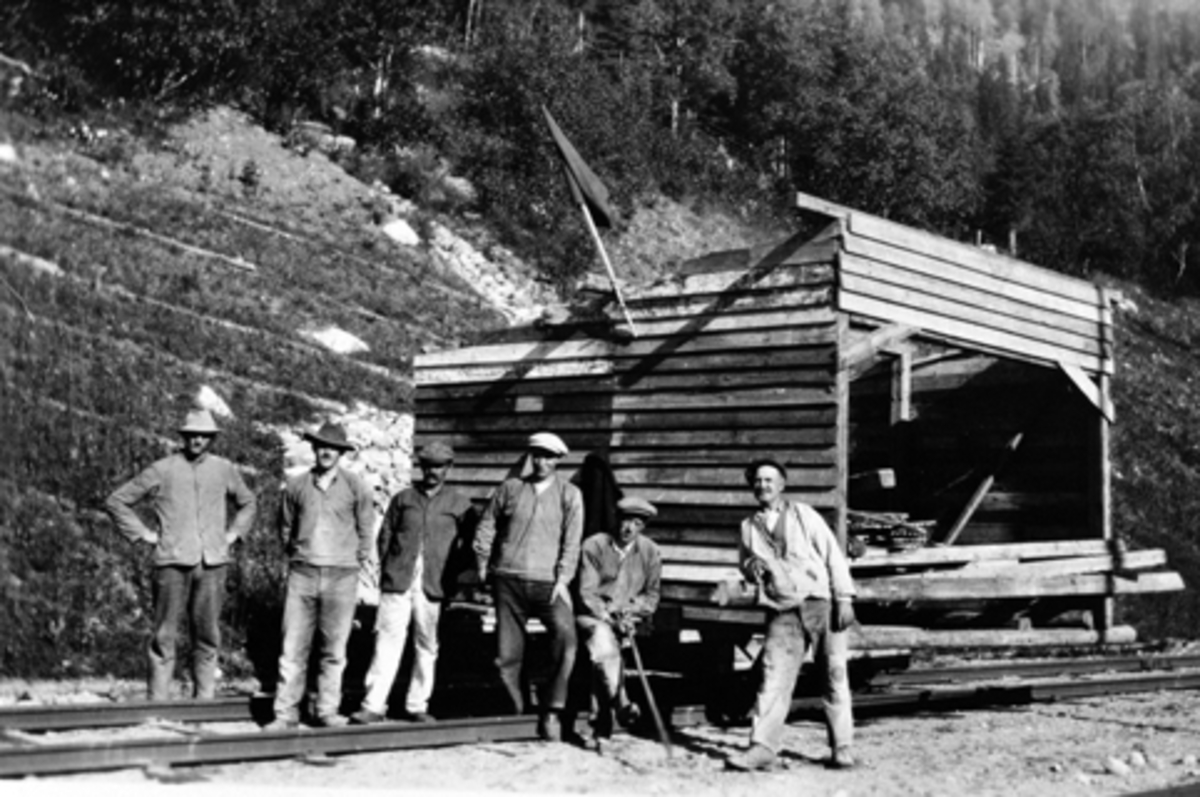 Anno Domkirkeodden, Gruppe jernbanearbeidere bygger leskur på sidespor ved Veldre stasjon, Ringsaker.