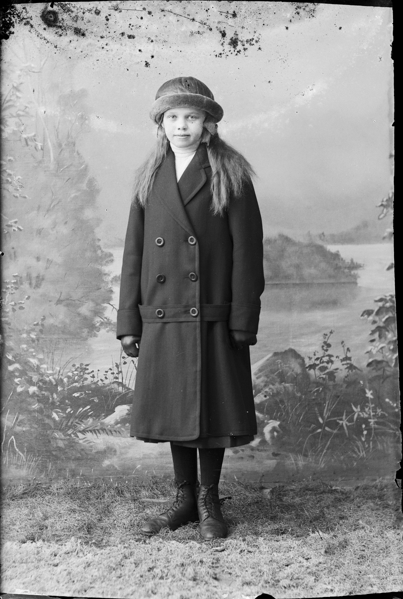 Skötsner-Edhlund, Ateljé portrait - girl dressed in outerwear, Östhammar, Uppland