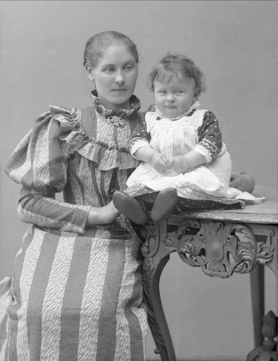 Gustav Borgen, Barneportrett av Erna Johanne Falsen gift Groth. Sammen med ukjent kvinne - ikke hennes mor.