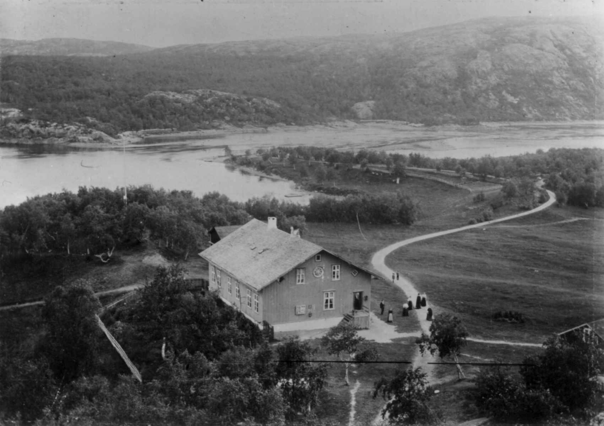 Ellisif Rannveig Wessel, Oversiktbilde over lensmann Klercks gård, Elvenes, Sør-Varanger, Finnmark, 1890-årene.