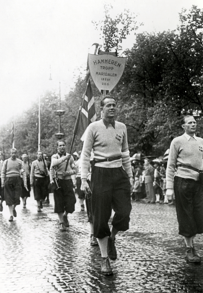 Anders Beer Wilse, Fra fredsdagene i 1945 Fra Borgertoget her på Karl Johans gate. Fane med teksten HAMMEREN TROPP MARIDALEN og nummeret 13261 og 200.