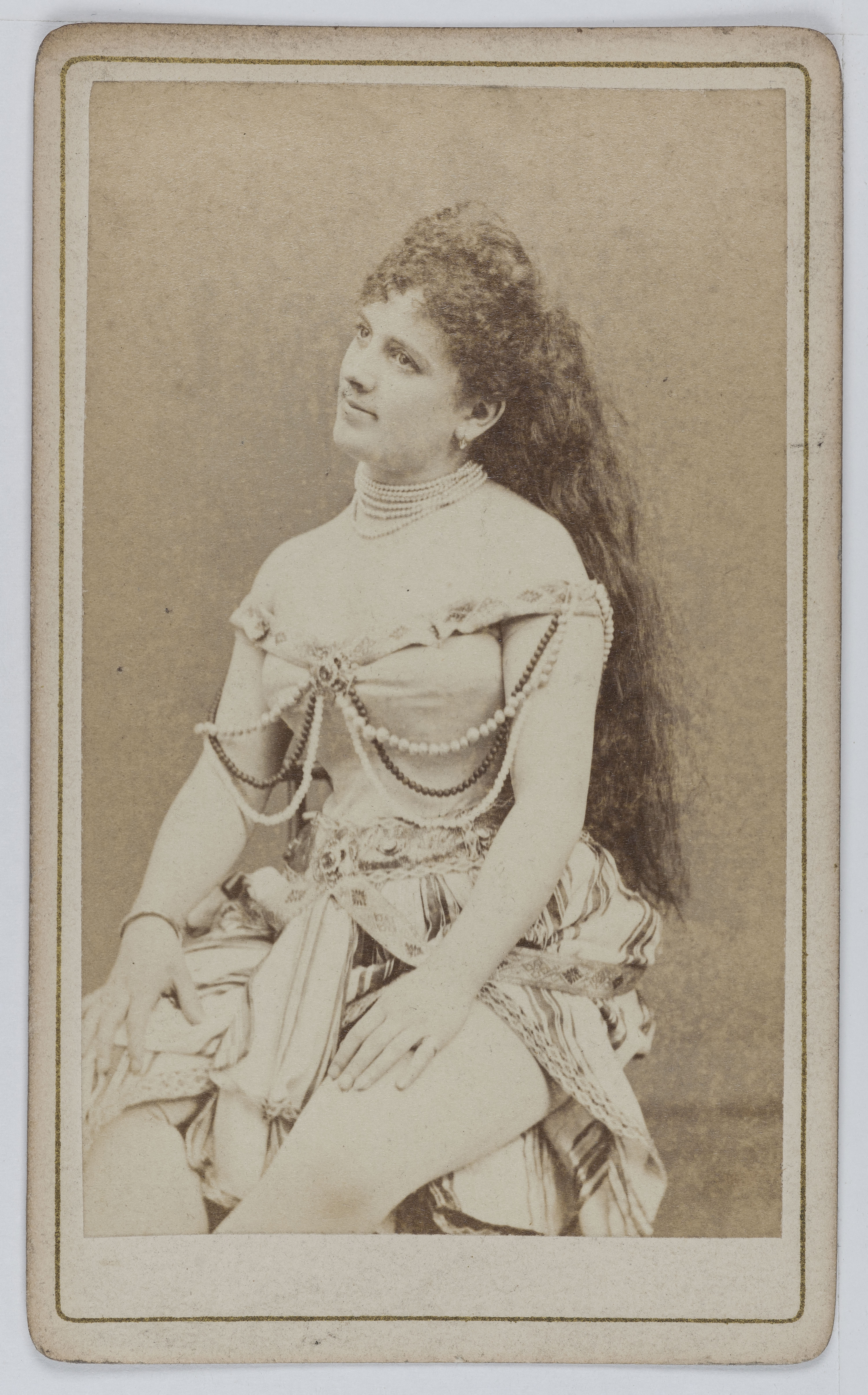 André-Adolphe-Eugène Disdéri, Portrait de Blanche Marie Eugénie Querette, actrice de théâtre entre 1868 et 1880.