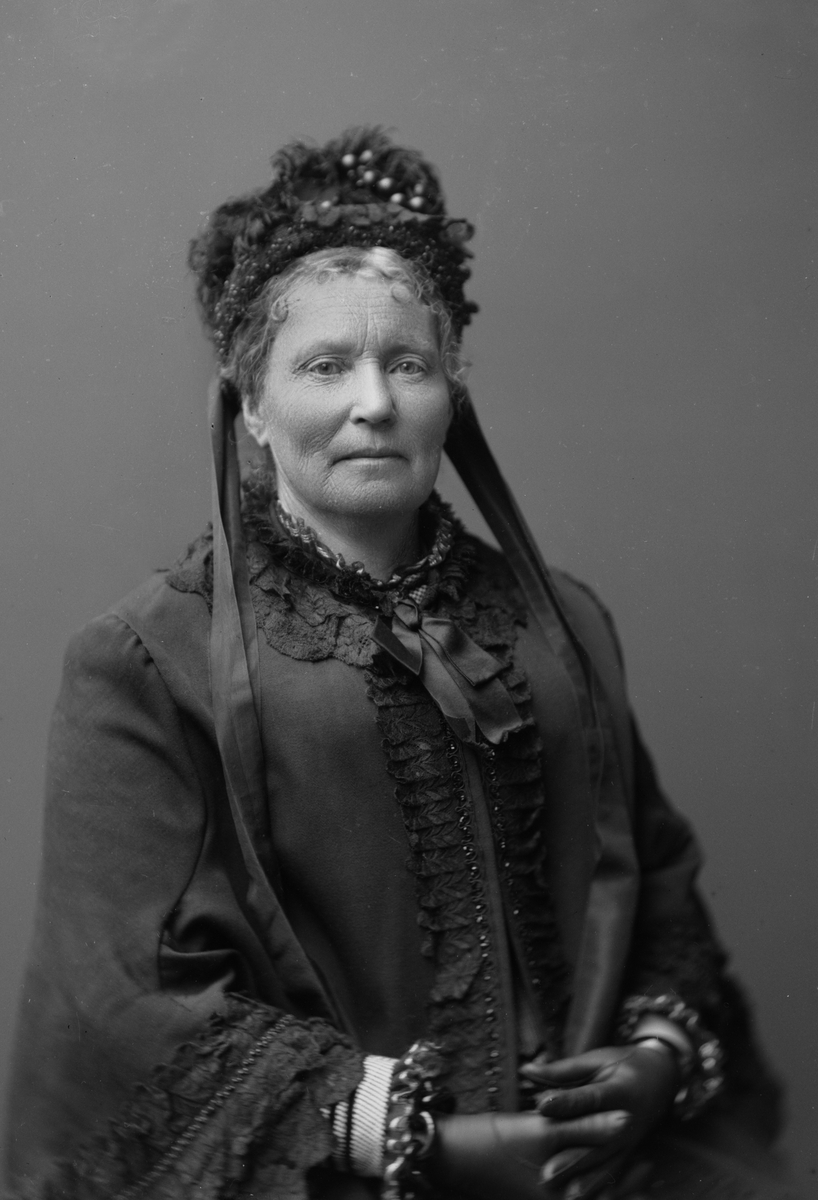 Maria Tesch, Porträtt Fotograferad i Maria Teschs ateljé som fanns i Linköping åren 1873 - 1936. Digitaliserad efter original glasnegativ som förvaras på Stiftsbiblioteket /Linköpings stadsbibliotek.
