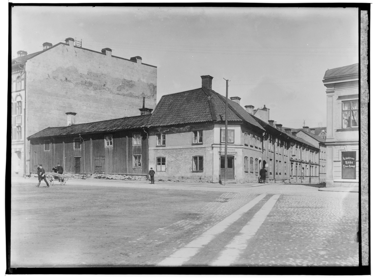 Samuel Lindskog, Två vånings bostadshus. (Repro 1927 efter amatörfoto från år 1910).