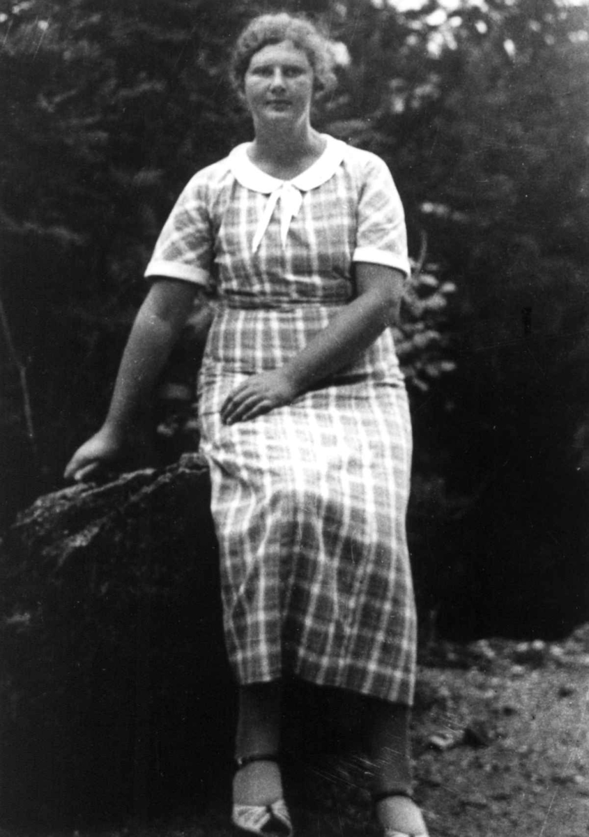 Anna Grostøl, Portrett av Nina Nordbye, Gjerstad 1936.