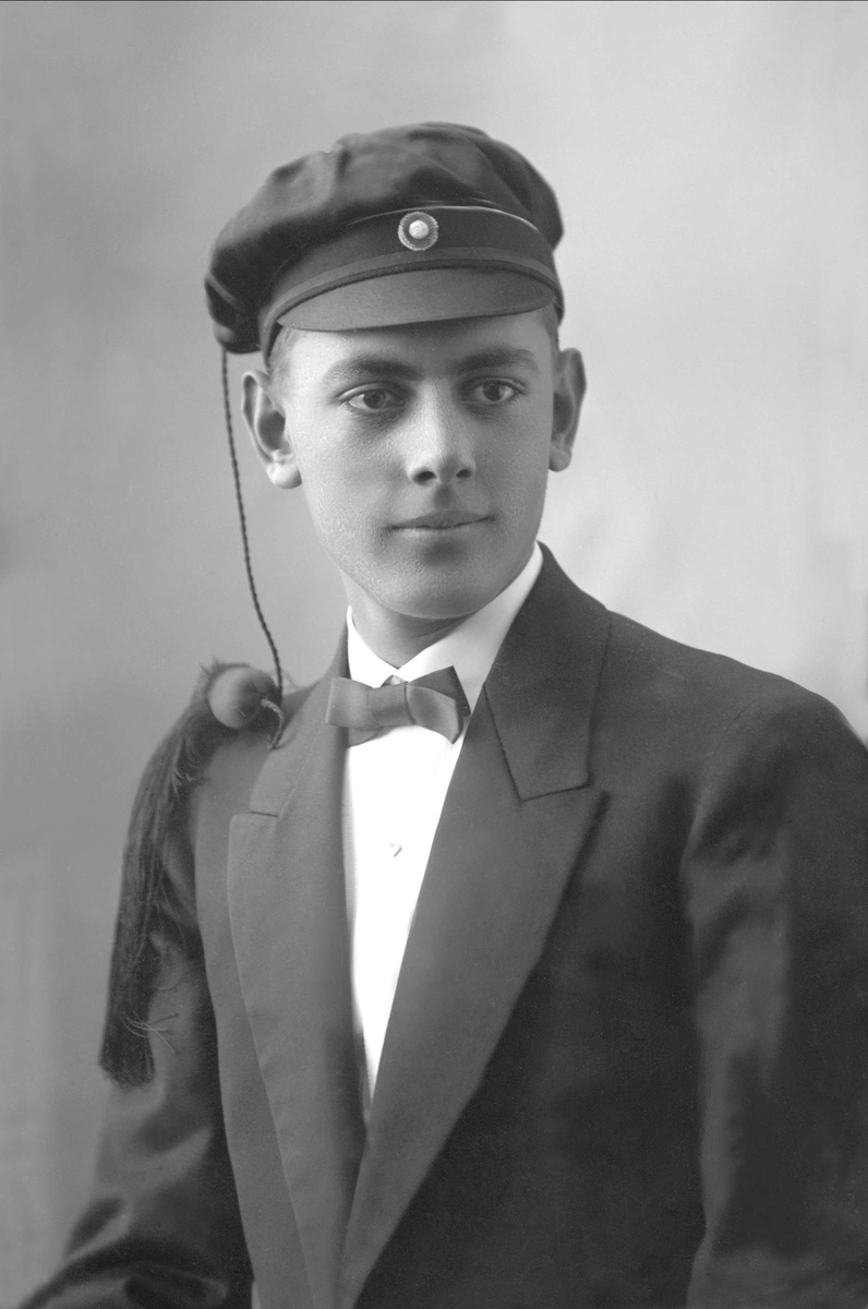 Gustav Borgen, Portrett, mann med studentlue. Theodor Skullerud.