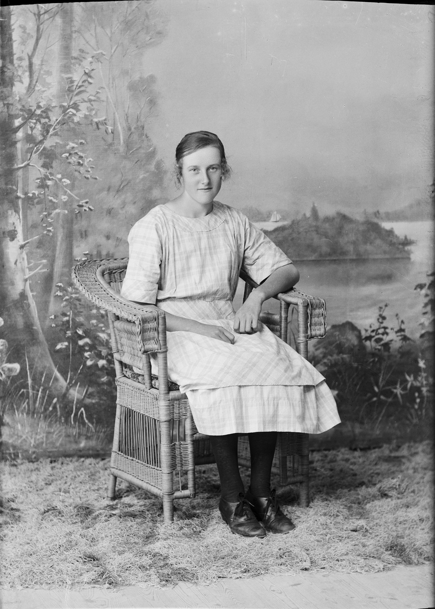 Skötsner-Edhlund, Ateljéporträtt - Elsa Karlsson från Malsättra, Harg socken, Uppland 1922