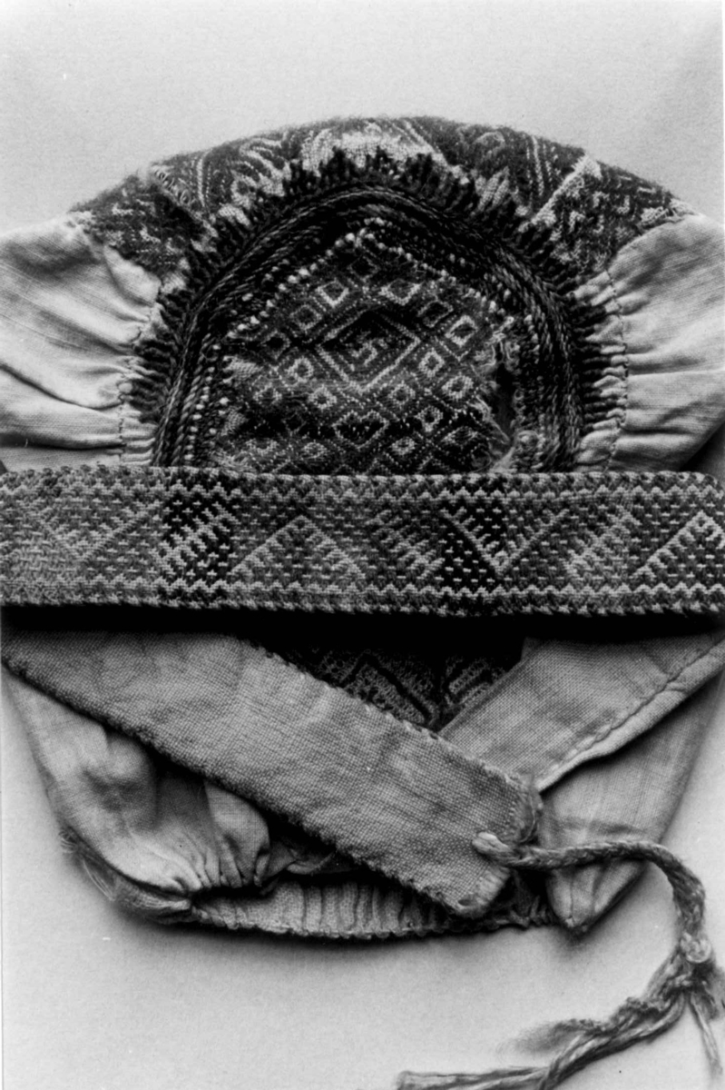Anna Grostøl, Valle, Aust-Agder 1938. Barnelue brodert med dragsøm.